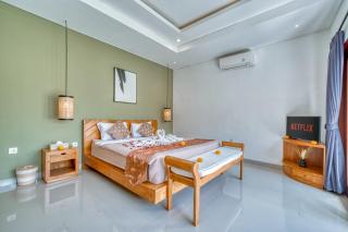 Central Umalas Villa with Pool & Bathtubs - 4