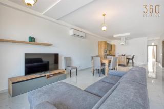A 2BR designer seafront home with Wifi, AC and Beach by 360 Estates - 4
