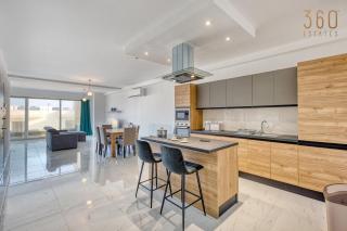 A 2BR designer seafront home with Wifi, AC and Beach by 360 Estates - 8