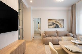 Big & Bright 3BR Getaway - Central Spot - Balcony Charm - 9