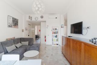 GuestHost - Bright Apartment near MM1 Turro - 4