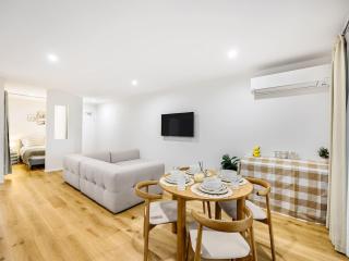 1 Min Walk to Mall Modern Apt with Balcony and Pool - 5