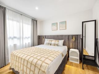 1 Min Walk to Mall Modern Apt with Balcony and Pool - 2