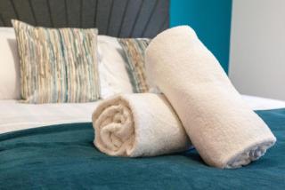 Elegant City Retreat Contemporary 2BR 2BA Netflix Included - 2