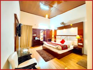 HOTEL THE MOON - Near Mall Road & Naini Lake View - LIFT -Free Parking -Restaurant -Wi-Fi Available- Ambience with Valley- A Top Rated Hotel IN Nainital - Nainital - 5