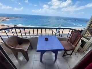 شقة 110م على البحر مباشرا سيدى بشر مكيفة - 6