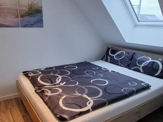 Moderne DG-Wohnung mit Flair in guter Lage - 1