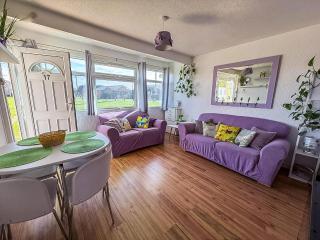 Stunning Chalet In The Charming Seaside Village Of Scratby, Norfolk Ref 51017S - 1