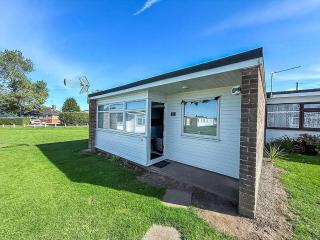 Beautiful Chalet In The Seaside Village Of Scratby, Norfolk Ref 51054S - 0