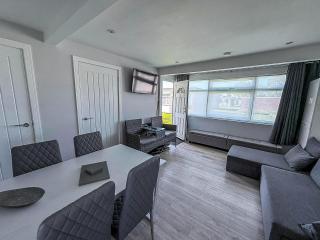 Beautiful Chalet In The Seaside Village Of Scratby, Norfolk Ref 51054S - 3