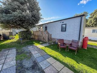 Beautiful Caravan With Decking And Wifi At Azure Sea, Suffolk Ref 32025Az - 2
