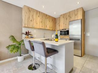 Montclaire Sea Point Studio with Lions Head Views - 7