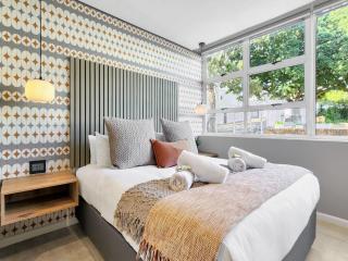 Montclaire Sea Point Studio with Lions Head Views - 9