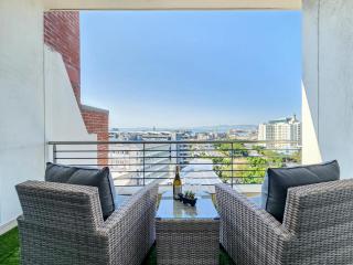 2-Bed De Waterkant Apartment with Balcony Pool - 0