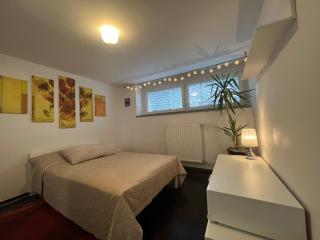 Cozy Pet Friendly Apartment Freshly Renovated - 4