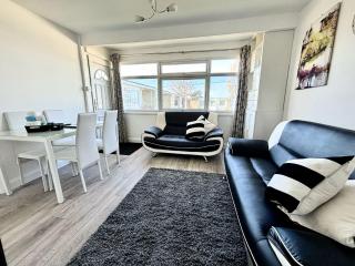 Fabulous 2 bedroom dog friendly chalet 5 min walk to beach, nr Gt Yarmouth & Norfolk Broads - 3