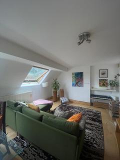 Bohemian Maida Vale Apartment - 9