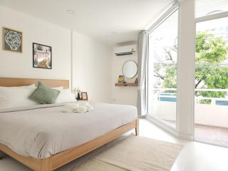 White House Ekkamai - 2