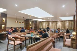 FabHotel Pancharatna Regency - Nr Medicover Hospital - 5