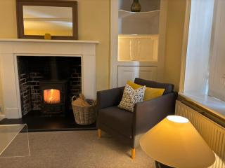Winter Escape in beautiful English Countryside - Free Private Parking for up to 4 cars, EV Charging Point, Log Burners, Wood Burning Stoves, Tennis Courts, Large Garden area & Lots of nearby things to do! - 0