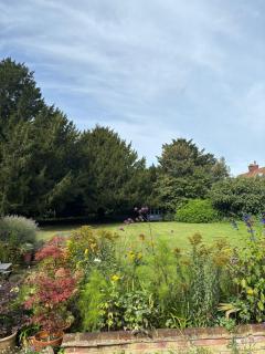 Winter Escape in beautiful English Countryside - Free Private Parking for up to 4 cars, EV Charging Point, Log Burners, Wood Burning Stoves, Tennis Courts, Large Garden area & Lots of nearby things to do! - 8