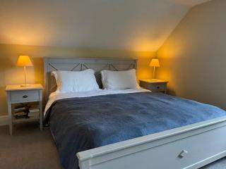 Winter Escape in beautiful English Countryside - Free Private Parking for up to 4 cars, EV Charging Point, Log Burners, Wood Burning Stoves, Tennis Courts, Large Garden area & Lots of nearby things to do! - 4