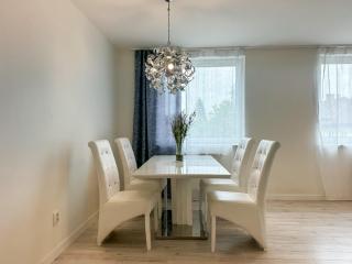 Simcity 3 I Skyline Elegance I 3BR, private parking, sunny terrace with panoramic city view 5min walk to city square - 2