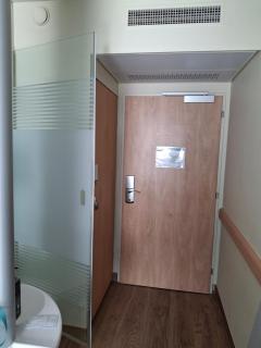 Chambre privée avec lit double et sanitaires et TV mural - 5