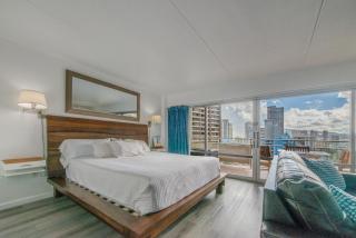 Waikiki Condo - FREE Parking, King Bed! - 9