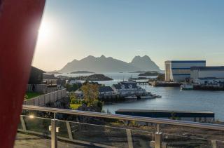 Seaview and private roof top terrace with jacuzzi in Lofoten - 7
