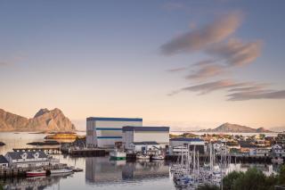 Seaview and private roof top terrace with jacuzzi in Lofoten - 3