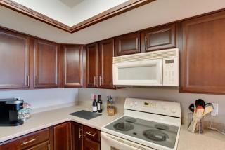 First-Floor Condo with Golf Course Views and Pool! - 6