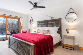 Basecamp Stays: Upscale Getaway Shuttle Hot Tubs - 9