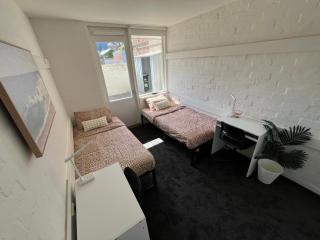 OziHouse Twin Room City View - 8
