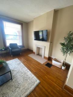 Your Central Columbus Retreat Awaits 5 BR 2 Bath - 6
