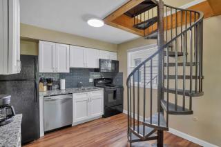 Spacious 5-Bedroom Retreat in Central Columbus Perfect for Groups - 2