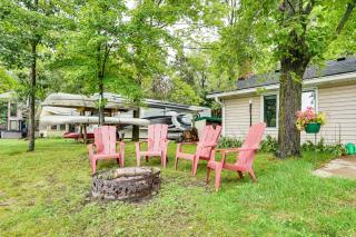 Apple Lake Retreat with Outdoor Entertainment Space - 7