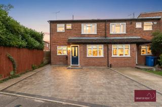 Holyport - Three Bedroom House - Parking - 0