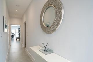 Spacious 6-Bed Home with 4 Baths in Manor Park - Edgware - 3