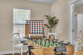 Great Downtown 4BR with 8 Beds and Foosball Fun - 7