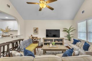 Great Downtown 4BR with 8 Beds and Foosball Fun - 4