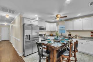 Great Downtown 4BR with 8 Beds and Foosball Fun - 9