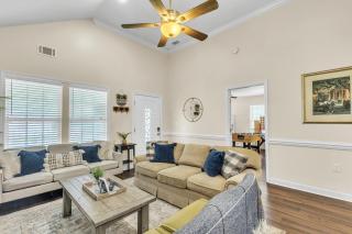 Great Downtown 4BR with 8 Beds and Foosball Fun - 3