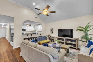 Great Downtown 4BR with 8 Beds and Foosball Fun - 5