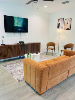Stylish Austin Getaway - Central Location - 9