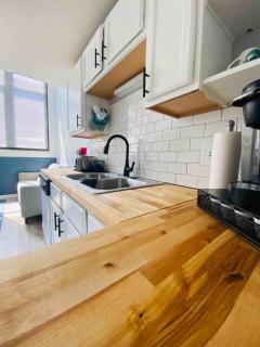 Cozy Downtown Modern Condo in the Heart of it all - 5