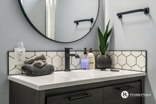 Spacious Cozy Couples Getaway Basement Suite in Sundance - 1