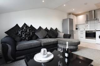 Spacious 2 Bedroom Flat with Parking - 4
