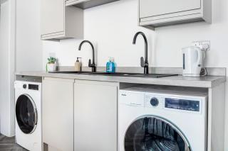 5 Ensuite Bed Apartment in Prime Location - 3