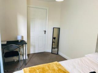 Contractor Ready 4 Bed by EMA Ensuite Parking - 4